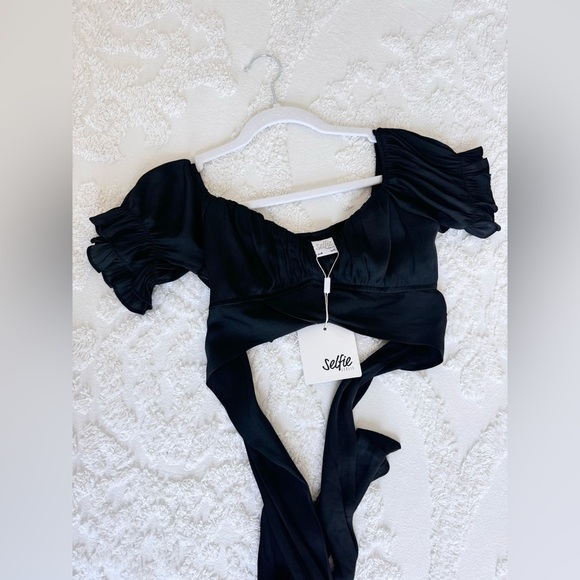 BNWT - Selfie Leslie Linka Off-Shoulder Crop Top in Black - Picture 2 of 9